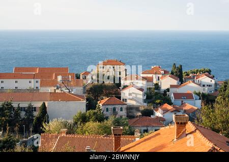 Blick auf die Adria über rot-überdachte Häuser in Dubrovnik, Kroatien Stockfoto