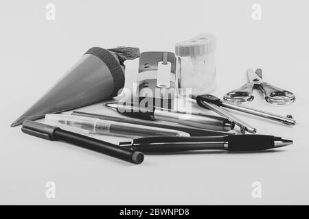 Verschiedene Schreibutensilien für Schule und Büro in schwarz und weiß (grau) Stockfoto