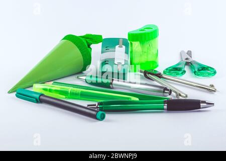 Verschiedene Schreibutensilien für Schule und Büro in grün Stockfoto