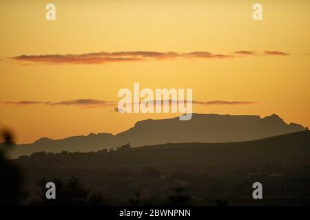 Sonnenuntergang über Tafelberg und Bottelary Hills Stockfoto