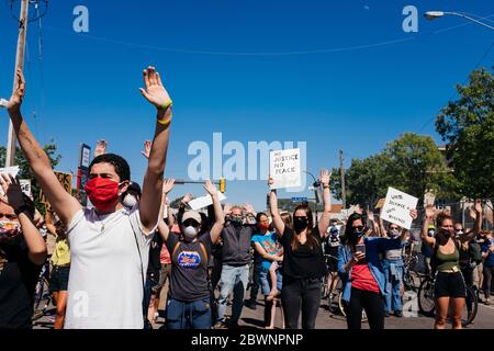 Protestler halten ihre Hände in einem Moment der Stille vor der Minneapolis Polizei 5. Bezirk, Samstag, 30. Mai 2020 Stockfoto