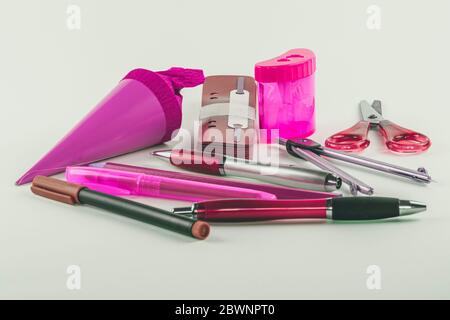 Verschiedene Schreibutensilien für Schule und Büro in rosa Stockfoto