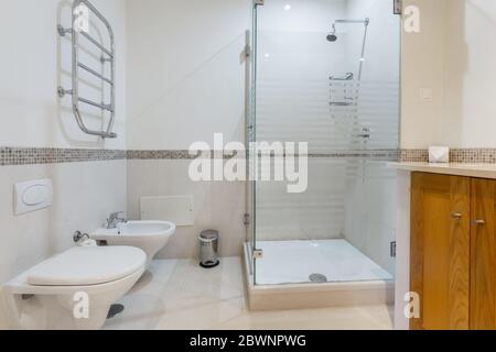 Modernes Badezimmer mit Glasdusche. Europäisches Hoteldesign. Nahaufnahme. Stockfoto