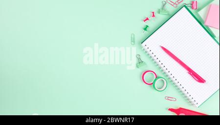 Schulbüro liefert auf grünem Hintergrund. Zurück zur Schule Konzept. Draufsicht. Kopierbereich Stockfoto