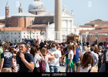 Persone tornano a visitare liberamente piazza San Marco in occasionone della Festa della repubblica del 02 giugno 2020 dopo le restizioni per l'emergenz Stockfoto