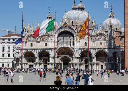 Persone tornano a visitare liberamente piazza San Marco in occasionone della Festa della repubblica del 02 giugno 2020 dopo le restizioni per l'emergenz Stockfoto