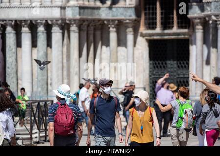 Persone tornano a visitare liberamente piazza San Marco in occasionone della Festa della repubblica del 02 giugno 2020 dopo le restizioni per l'emergenz Stockfoto