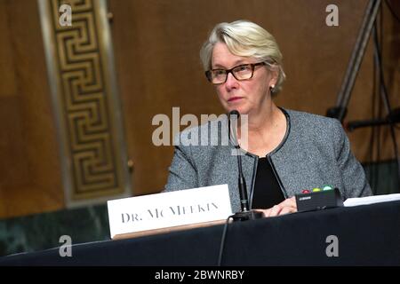 Washington, DC, USA. Juni 2020. Judith McMeekin, Associate Commissioner for Regulatory Affairs bei der Food and Drug Administration (FDA), spricht während der Anhörung des Finanzausschusses des US-Senats zum Inspektionsprozess der ausländischen Arzneimittelherstellung auf dem Capitol Hill in Washington, DC, USA, am Dienstag, den 2. Juni 2020. Kredit: Stefani Reynolds/CNP Nutzung weltweit Kredit: dpa/Alamy Live News Stockfoto