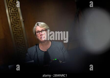 Washington, DC, USA. Juni 2020. Judith McMeekin, Associate Commissioner for Regulatory Affairs bei der Food and Drug Administration (FDA), spricht während der Anhörung des Finanzausschusses des US-Senats zum Inspektionsprozess der ausländischen Arzneimittelherstellung auf dem Capitol Hill in Washington, DC, USA, am Dienstag, den 2. Juni 2020. Kredit: Stefani Reynolds/CNP Nutzung weltweit Kredit: dpa/Alamy Live News Stockfoto