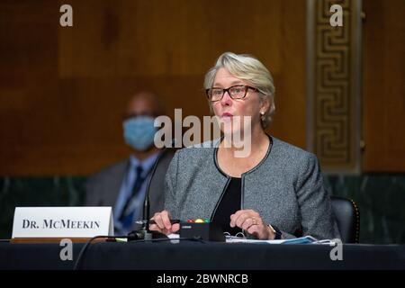 Washington, DC, USA. Juni 2020. Judith McMeekin, Associate Commissioner for Regulatory Affairs bei der Food and Drug Administration (FDA), spricht während der Anhörung des Finanzausschusses des US-Senats zum Inspektionsprozess der ausländischen Arzneimittelherstellung auf dem Capitol Hill in Washington, DC, USA, am Dienstag, den 2. Juni 2020. Kredit: Stefani Reynolds/CNP Nutzung weltweit Kredit: dpa/Alamy Live News Stockfoto