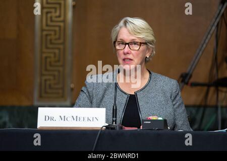 Washington, DC, USA. Juni 2020. Judith McMeekin, Associate Commissioner for Regulatory Affairs bei der Food and Drug Administration (FDA), spricht während der Anhörung des Finanzausschusses des US-Senats zum Inspektionsprozess der ausländischen Arzneimittelherstellung auf dem Capitol Hill in Washington, DC, USA, am Dienstag, den 2. Juni 2020. Kredit: Stefani Reynolds/CNP Nutzung weltweit Kredit: dpa/Alamy Live News Stockfoto