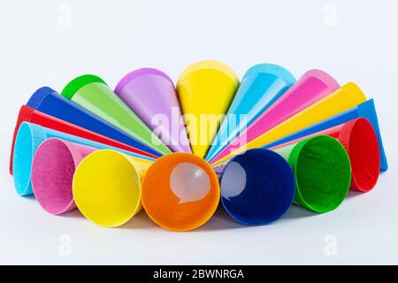 Viele bunte kleine Zuckersäcke, die in einem Kreis auf einem hellen Hintergrund angeordnet sind Stockfoto