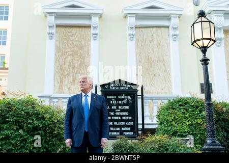 Washington, Vereinigte Staaten Von Amerika. Juni 2020. Washington, Vereinigte Staaten von Amerika. 01. Juni 2020. US-Präsident Donald Trump posiert vor der St. Johns Episcopal Church beschädigt in Unruhen nach der Tötung eines unbewaffneten Schwarzen in Minneapolis 1. Juni 2020 in Washington, DC Trump hatte das Gebiet von der Polizei mit Tränengas auf friedliche Demonstranten für das Foto op. Geräumt. Quelle: Sealah Craighead/White House Photo/Alamy Live News Stockfoto