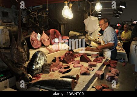 Fischschneiden auf dem Pescheria (Fischmarkt) von Catania in Sizilien, Italien Stockfoto