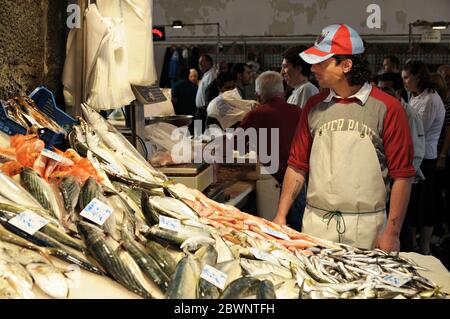 Fischhändler und seine Waage auf dem Pescheria (Fischmarkt), Catania, Sizilien, Italien Stockfoto