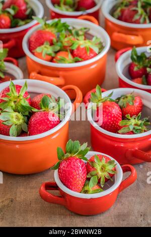 Erdbeere, Obst, Lebensmittel, frisch, Erdbeeren, rot, Schüssel, Beere, süß, Dessert, reif, gesund, weiß, lecker, Beeren, isoliert, Sommer, saftig, oder Stockfoto