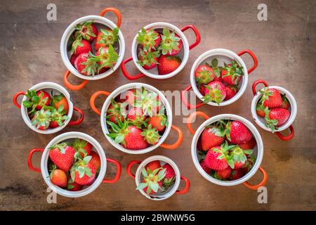 Erdbeere, Obst, Lebensmittel, frisch, Erdbeeren, rot, Schüssel, Beere, süß, Dessert, reif, gesund, weiß, lecker, Beeren, isoliert, Sommer, saftig, oder Stockfoto