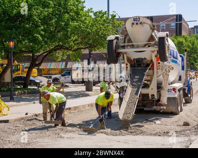 Oak Park, Illinois, USA. Juni 2020. Straßenbauarbeiter gießen Beton während des Lake Street-Wiederaufbauprojekts an einem heißen frühen Junitag. Stockfoto