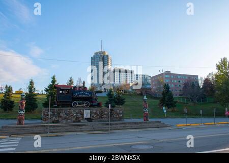 Antike Dampflokomotive vor dem Anchorage Depot in der Innenstadt von Anchorage, Alaska, AK, USA. Diese Station ist das Terminal der Alaska Railroad. Stockfoto