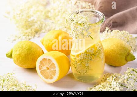 Holunderblüten-Sirup in einem Glas Stockfoto