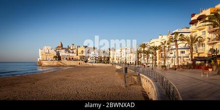 Sitges ist eine Stadt in der Nähe von Barcelona in Katalonien, Spanien. Es ist berühmt für seine Strände und das Nachtleben. Stockfoto