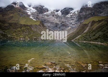 Schöner See in einem schneebedeckten Berg mit kristallklarem Wasser in peru Stockfoto