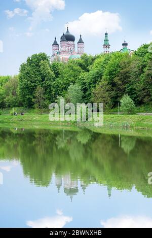 Reflexion im See von Panteleimon s Kathedrale in Feofaniya Park Kiew, ist einer der schönsten Orte in Kiew, der Hauptstadt der Ukraine. Stockfoto