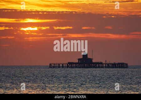 Herne Bay, Kent, Großbritannien. 2. Juni 2020: UK Wetter. Sonnenuntergang am verlassenen alten Pier Kopf in Herne Bay am Ende eines herrlichen heißen und sonnigen Tages. Kredit: Alan Payton/Alamy Live News Stockfoto