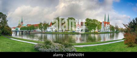 Breites Panorama der historischen Altstadt von Lübeck an der Trave in Norddeutschland, Ostsee, Kopierraum im wolkig blauen Himmel Stockfoto