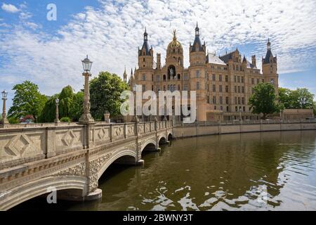 Brücke zum Schweriner Schloss oder Schweriner Schloss, auf Deutsch Schweriner Schloss, ein romantisches Wahrzeichen auf einem See in der Hauptstadt Mecklenb Stockfoto