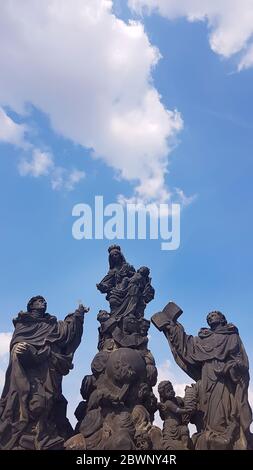 Felsstatue der Madonna, des heiligen Dominikus und des heiligen Thomas von Aquin auf der Karlsbrücke in Prag, Tschechien Stockfoto