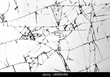 Textur von zerbrochenem Glas, Risse auf Glas mit weißem Hintergrund, Konzept von Rissen für das Design. Stockfoto