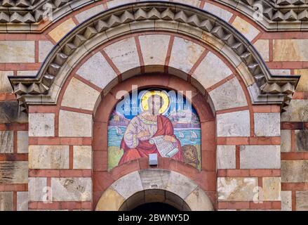 Belgrad / Serbien - 21. Dezember 2019: Fassade der St. Mark Kirche, eine serbisch-orthodoxe Kirche im Tasmajdan Park in Belgrad, gebaut i Stockfoto