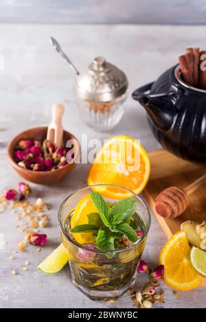 Zitronenminze Eistee Cocktail erfrischendes Getränk in einem Glas auf einem Steintisch für Sommertage Stockfoto