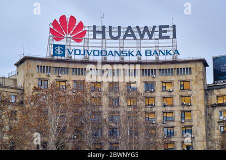 Belgrad / Serbien - 21. Dezember 2019: Riesiges Huawei-Logo auf dem Dom Sindikata (Kombank Dvorana)-Gebäude in der Innenstadt von Belgrad, Serbien Stockfoto