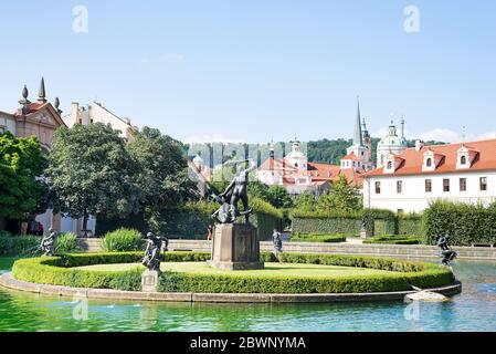 Ein kleiner Teich mit einem Brunnen im Hof des Senats in Wallentein Gärten und Palast im Burgviertel von Prag, Tschechische Republik. Stockfoto