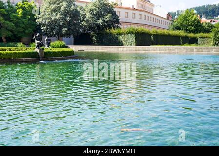 Ein kleiner Teich mit einem Brunnen im Hof des Senats in Wallentein Gärten und Palast im Burgviertel von Prag, Tschechische Republik. Stockfoto