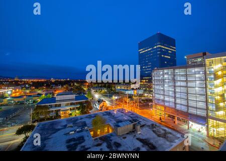 Anchorage historische Innenstadt Luftaufnahme bei Nacht der Seventh Avenue in der Innenstadt von Anchorage, Alaska, AK, USA. Stockfoto