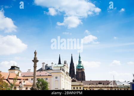 Prager Altstadt, Republik Cech. Praha Burg mit Kirchen, Kapellen und Türmen auf einem blauen Himmel Stockfoto