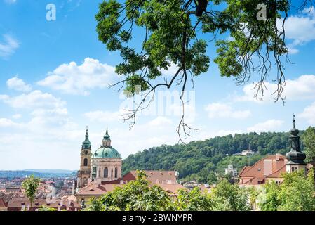 Die Nikolaikirche Mala Strana und das rote Dach sind die Hauptansicht von Prag von der Prager Burg, Tschechische Republik Stockfoto