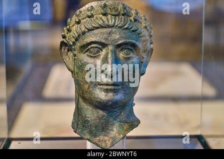 Belgrad / Serbien - 21. Dezember 2019: Bronzebüste des römischen Kaisers Konstantin des Großen im Nationalmuseum Serbiens in Belgrad Stockfoto