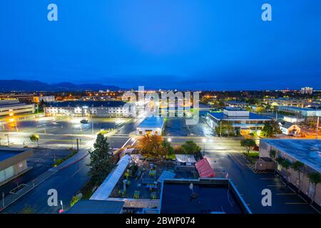 Anchorage historische Innenstadt Luftaufnahme bei Nacht der Seventh Avenue in der Innenstadt von Anchorage, Alaska, AK, USA. Stockfoto