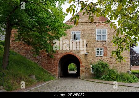 Historisches Steintore Haus, Deutsches Steintorhaus, mit Tunneldurchgang neben Ratzeburger Dom und Bischofshaus, ein mittelalterliches Gebäude in Backsteinbogen Stockfoto