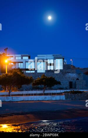 Schönes modernes Haus in der Nähe des Meeres mit Licht Mond Stockfoto