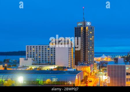 Anchorage Downtown Luftaufnahme einschließlich Hilton Anchorage Hotelgebäude bei Nacht in Downtown Anchorage, Alaska, AK, USA. Stockfoto