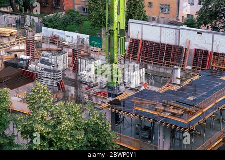 Belgrad, Serbien, 1. Juni 2020: Blick auf die Baustelle des Apartmentkomplexes in Zemun Stockfoto