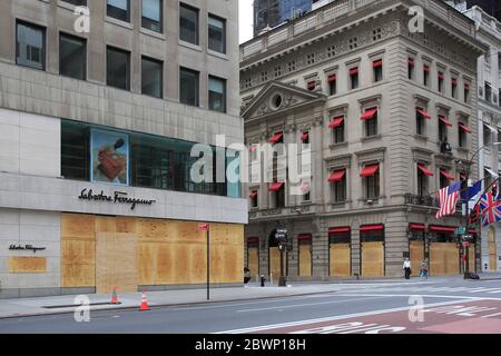 Die Fenster der Luxusgeschäfte Salvatore Ferragamo und Cartier gingen an Bord, um sich vor Vandalen und Plünderern zu schützen, die Proteste gegen den Tod von George Floyd als Gelegenheit nutzen, Chaos zu verursachen. 5th Avenue, Midtown Manhattan, New York City, USA 2. Juni 2020 Stockfoto