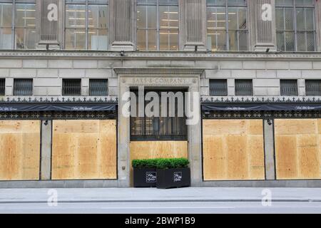 Die Fenster der Saks Fifth Avenue gingen an Bord, um sich vor Vandalen und Plünderern zu schützen, die Proteste gegen den Tod von George Floyd als Gelegenheit benutzten, Chaos zu verursachen. 5th Avenue, Midtown Manhattan, New York City, USA 2. Juni 2020 Stockfoto