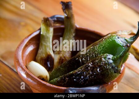 Mexikanische geröstete Chilischoten und Zwiebeln Stockfoto