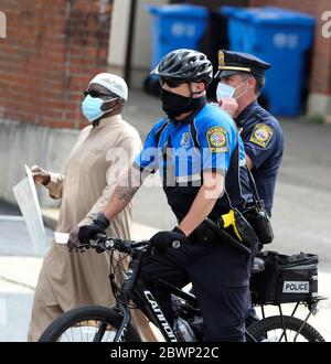 Hamden, CT, USA. Juni 2020. Gegen Ende ihres marsches von New Haven, Connecticut, Seite an Seite Polizei und Aktivisten zum Polizeihauptsitz in Hamden, Connecticut. Die Botschaft war Einheit und jeder, der sich als Individuen kennenlernen konnte. Ende des marsches applaudierten sich Aktivisten und Polizei. Kredit: Stan Godlewski/ZUMA Wire/Alamy Live News Stockfoto